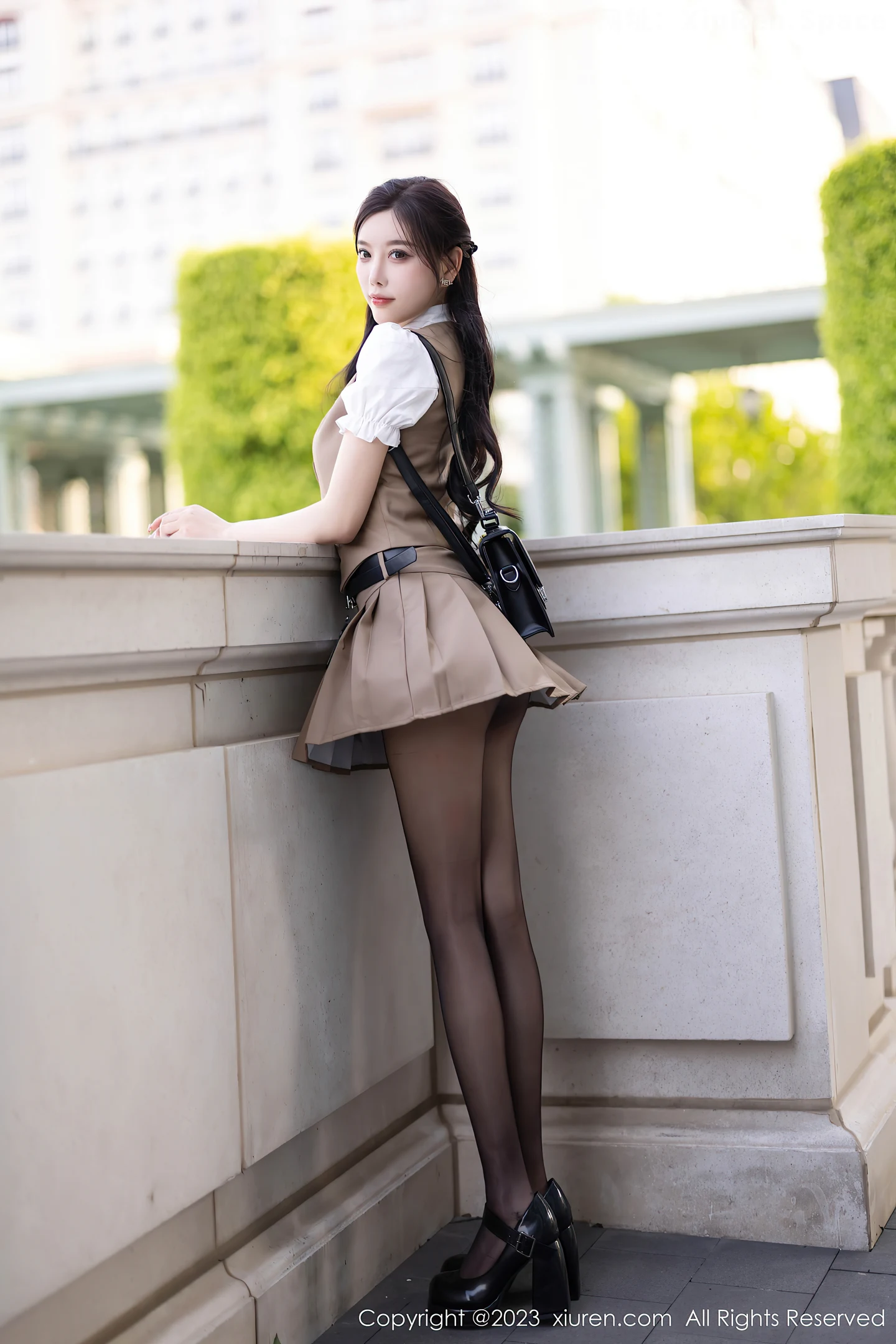 图片[2]-[XiuRen秀人网]VOL.7202 女神杨晨晨Yome杏色短裙套装露粉色内衣配超薄黑丝诱惑写真90P-秀人网官方网站